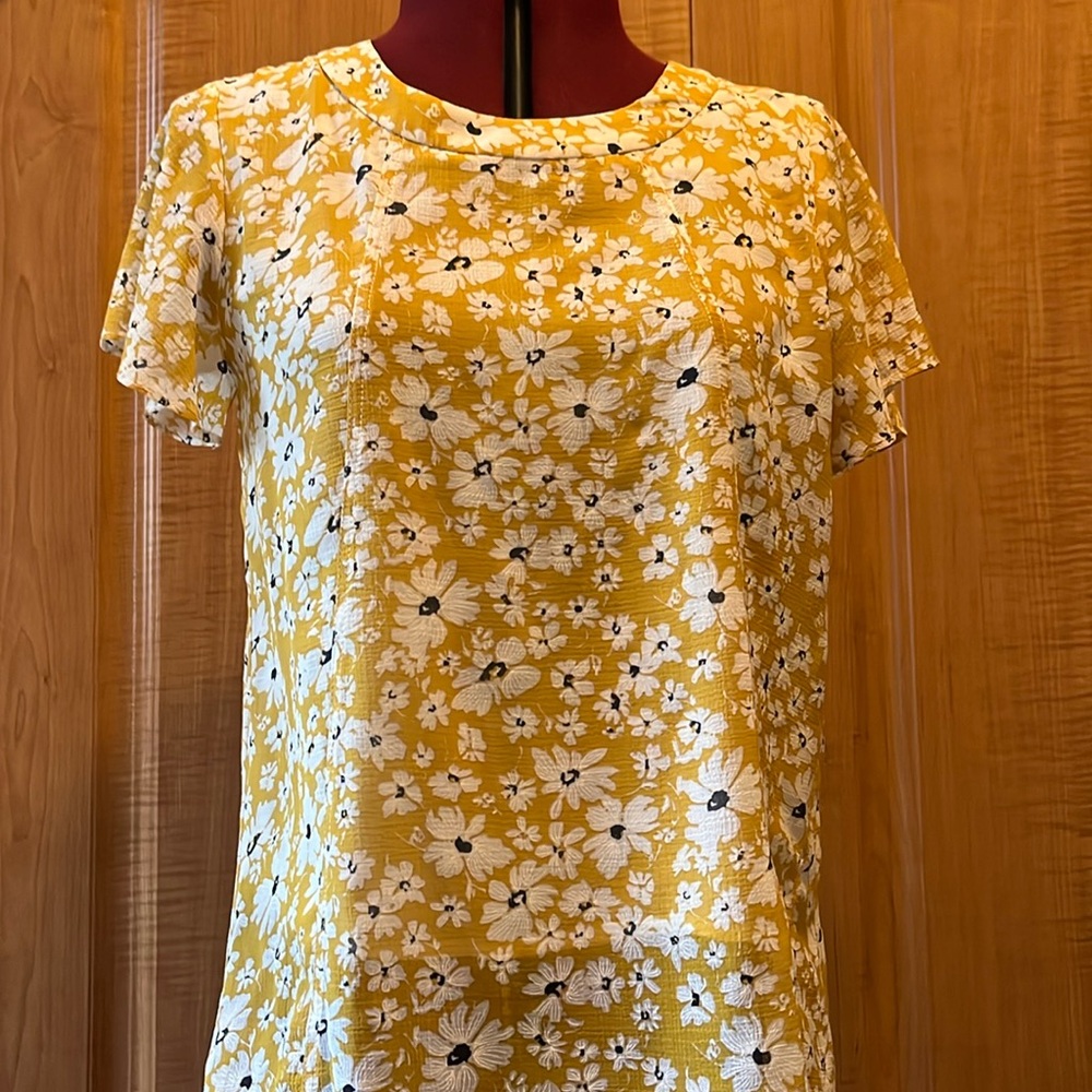Roolee short sleeve blouse, size S, daisy pattern